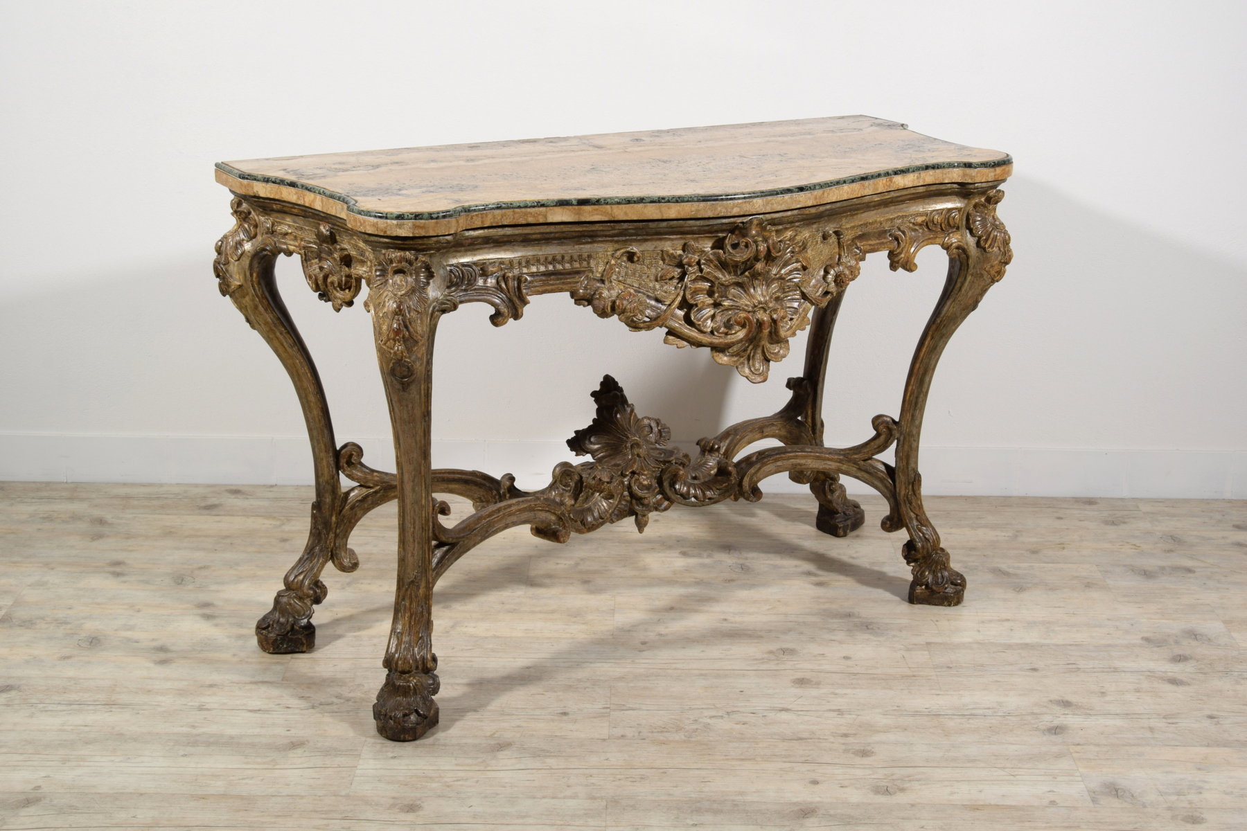 Consola de madera tallada y plateada, Nápoles, principios del siglo XVIII